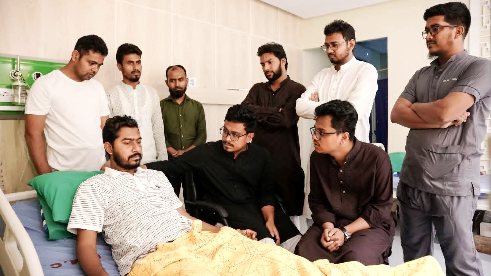 ঢামেকে নুরকে দেখতে গেলেন নবনির্বাচিত ডাকসু ভিপি সাদিক কায়েম