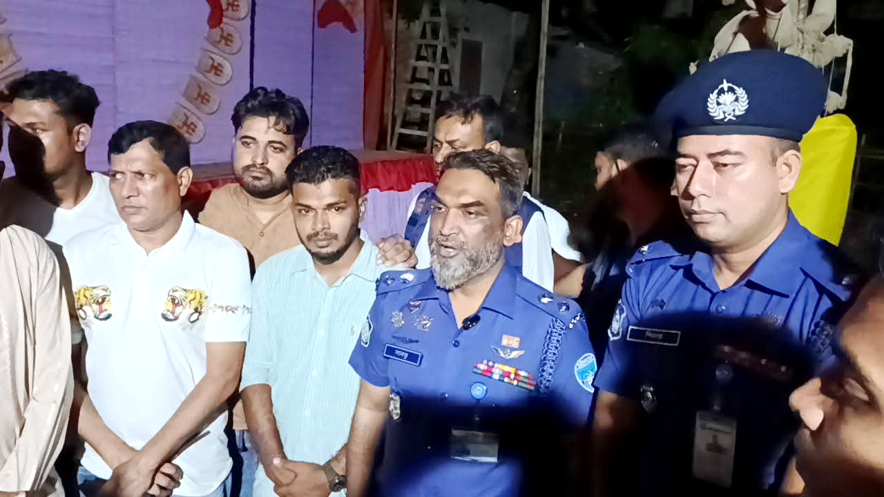 ধর্ম নিয়ে বিদ্বেষকারীরা দেশ–জনগণের বন্ধু নয় : রাঙ্গুনিয়ায় পূজামণ্ডপ পরিদর্শনকালে এসপি