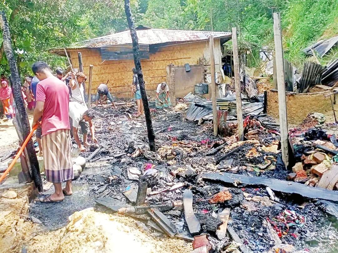 রাঙ্গুনিয়ায় আগুনে পুড়ে ছাই বসতঘর