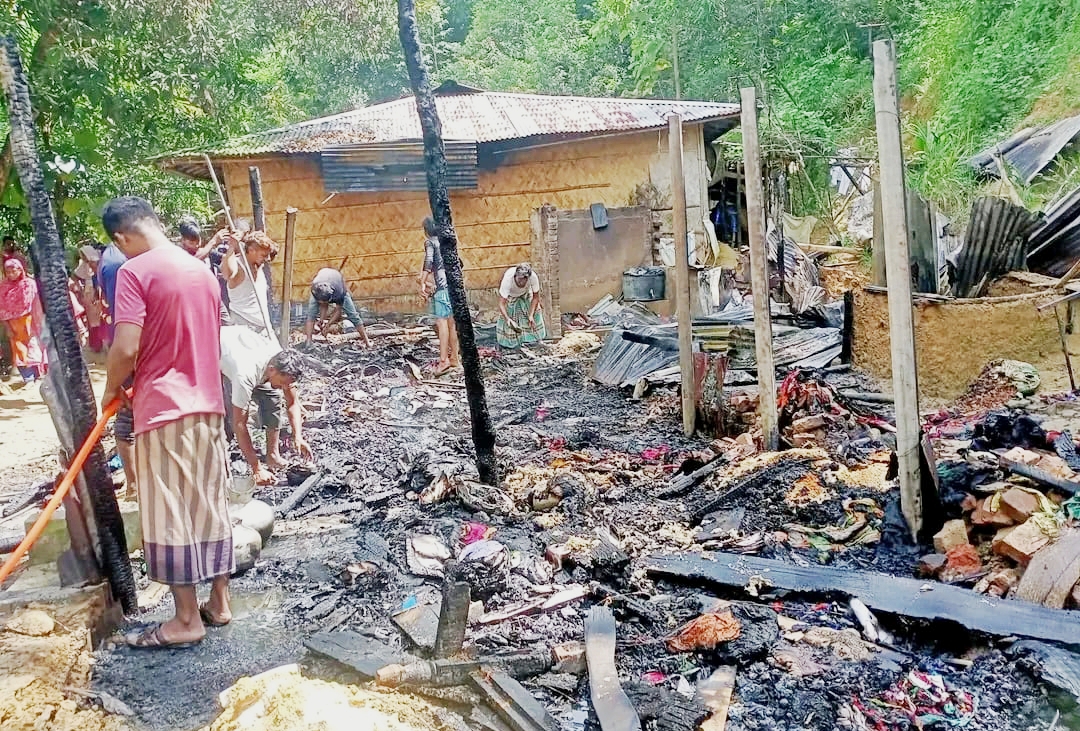 রাঙ্গুনিয়ায় অগ্নিকাণ্ডে ক্ষতিগ্রস্ত পরিবারকে বিএনপির আর্থিক সহায়তা