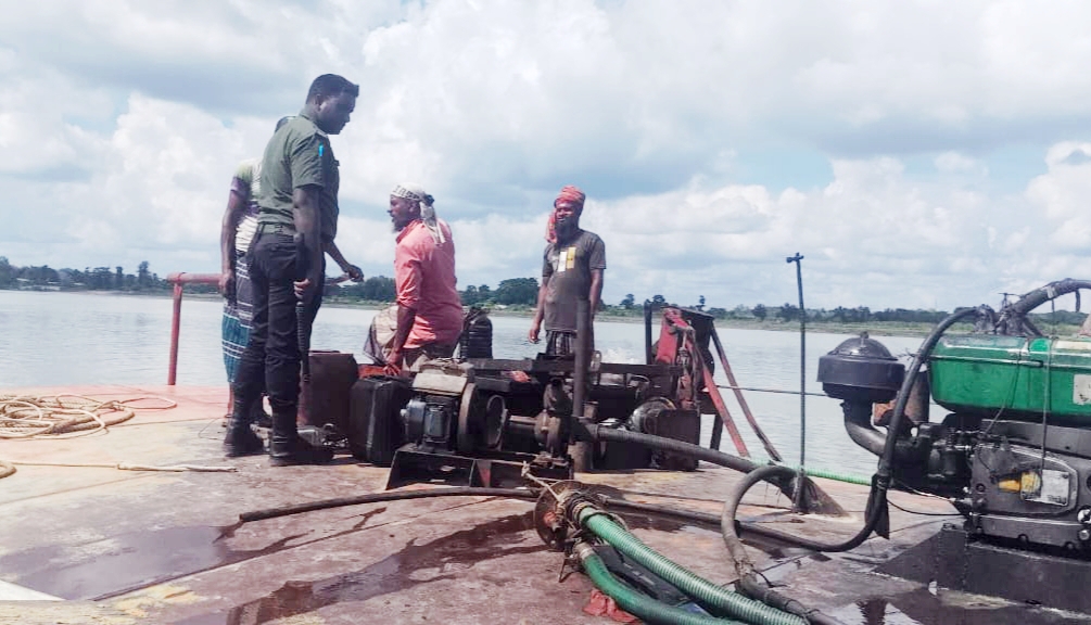 রাঙ্গুনিয়ায় কর্ণফুলী নদীতে অভিযান: পাঁচ ড্রেজার মালিককে ৩ লাখ ৩০ হাজার টাকা অর্থদণ্ড