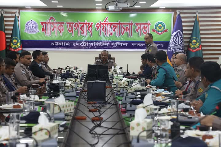 আইনশৃঙ্খলা স্বাভাবিক রাখতে পেশাদারিত্বের সঙ্গে দায়িত্ব পালনের আহ্বান সিএমপি কমিশনারের
