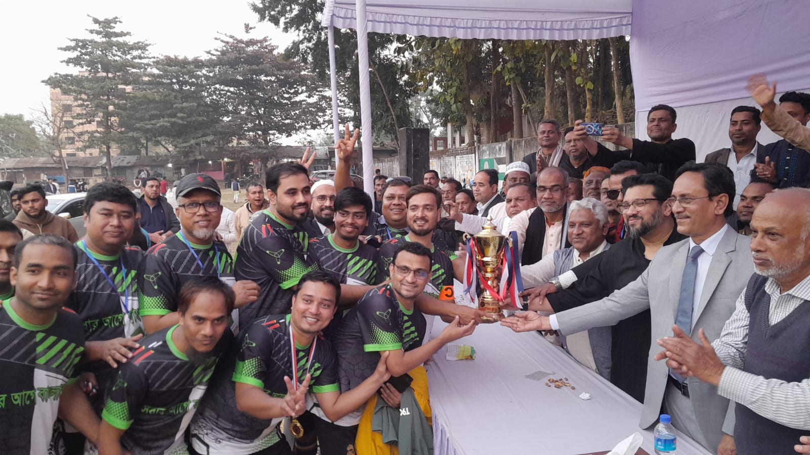 রাঙ্গুনিয়ায় পেশাজীবীদের প্রীতি ফুটবল ম্যাচে বিজয়ী দলের হাতে চ্যাম্পিয়ন ট্রফি তুলে দিচ্ছেন হুমাম কাদের চৌধুরী