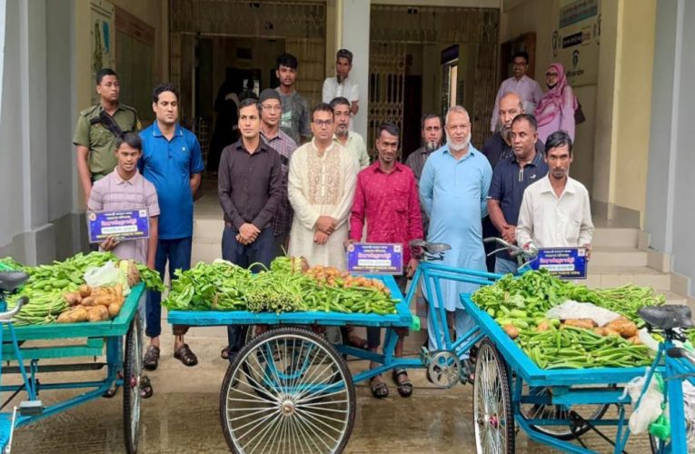 রাঙ্গুনিয়ায় সমাজসেবা অধিদপ্তরের উদ্যোগে ভ্যানগাড়ি ও নগদ অর্থ বিতরণ