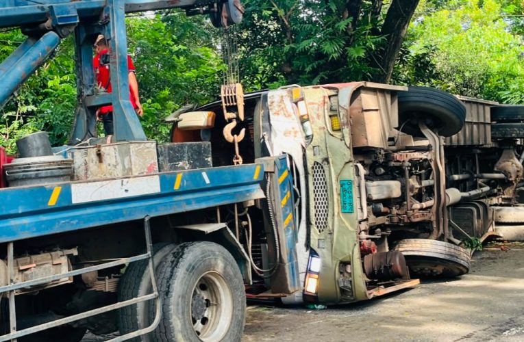 কক্সবাজার ভ্রমণ শেষে ফেরার পথে লোহাগাড়ায় বাস উল্টে আহত অন্তত ১৫