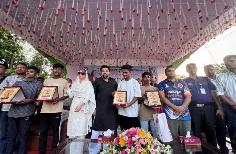ক্রিকেট ম্যাচে হুমামকে হারিয়ে সামানজারের জয়, সম্মাননা পেল সাহসী চার কিশোর