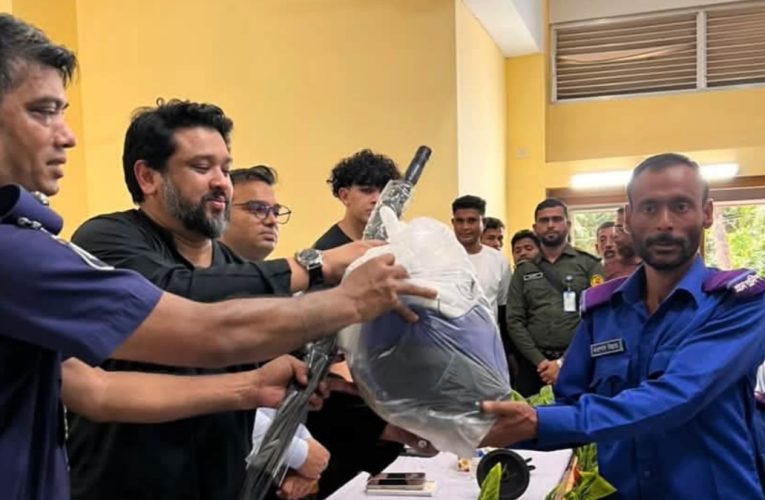 রাঙ্গুনিয়ায় অগ্নিকাণ্ডে ক্ষতিগ্রস্ত পরিবারকে সহায়তা, গ্রাম পুলিশদের সরঞ্জাম বিতরণ