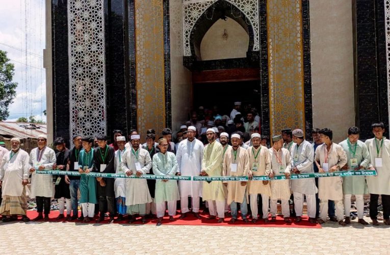 রাঙ্গুনিয়ায় নান্দনিক স্থাপত্যে নির্মিত মোগলের হাট কেন্দ্রীয় জামে মসজিদের উদ্বোধন
