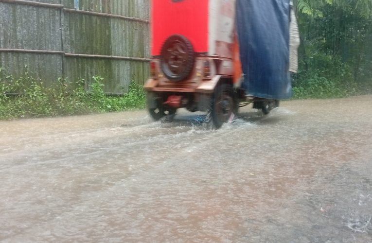 অতিবৃষ্টি ও ভারী বর্ষণে রাঙ্গুনিয়ায় সতর্কতা: আশ্রয়কেন্দ্রে যাওয়ার আহ্বান, জরুরি নম্বর দিলেন ইউএনও