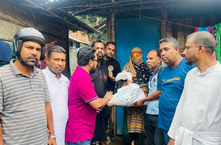 রাউজানে পানিবন্দি মানুষের পাশে উপজেলা যুবদল, দিনব্যাপী উপহার সামগ্রী বিতরণ
