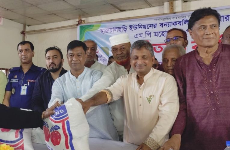 শপথের পরদিনই বন্যাকবলিত ফটিকছড়িতে এমপি সরওয়ার আলমগীর, ত্রাণ বিতরণ ও ক্ষতিগ্রস্ত এলাকা পরিদর্শন