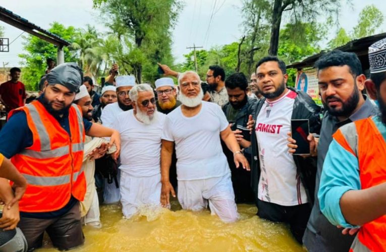 চট্টগ্রামে বন্যাদুর্গত এলাকায় ত্রাণ বিতরণ করলেন জামায়াত আমির