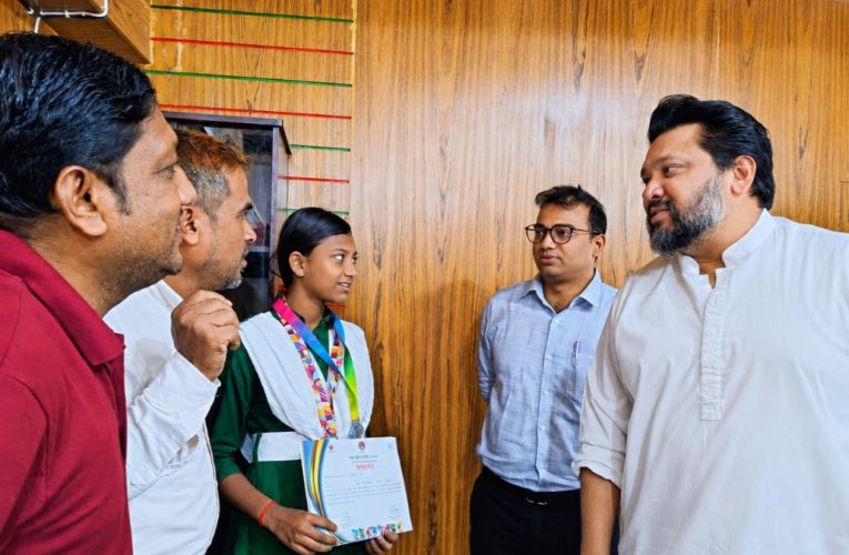 জাতীয় মঞ্চের পথে রাঙ্গুনিয়ার পায়েল, উৎসাহ যোগালেন এমপি হুমাম কাদের