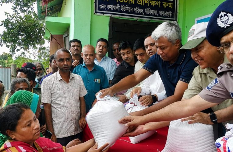 খাগড়াছড়ির বন্যাদুর্গত এলাকা পরিদর্শনে প্রতিমন্ত্রী, বললেন—‘প্রধানমন্ত্রী জানতে চান, আপনারা কেমন আছেন’