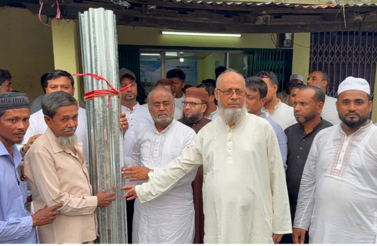 লালানগরে বন্যার্তদের মাঝে জামায়াতের খাদ্যসামগ্রী, ঢেউটিন ও নগদ অর্থ বিতরণ