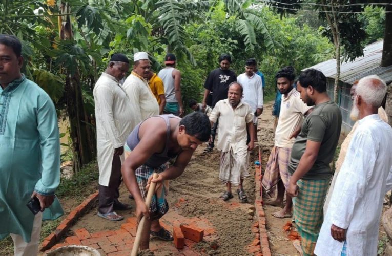 ৩০ বছর পর রাউজান পৌরসভার ৬ নম্বর ওয়ার্ডের কাঁচা সড়কে সংস্কারকাজ শুরু, স্বস্তি এলাকাবাসীর