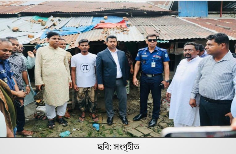 বাঁশখালীতে বন্যাদুর্গতদের বাড়ি বাড়ি জেলা প্রশাসক, দ্রুত টেকসই পুনর্বাসনের আশ্বাস