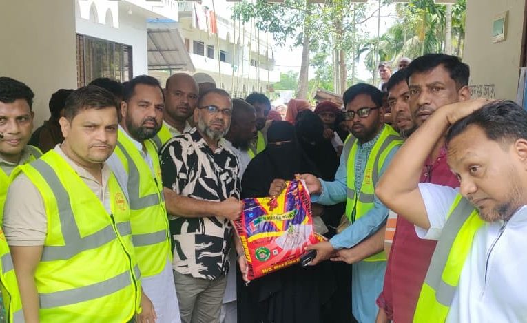 পটিয়ার আশিয়ায় বন্যাকবলিত পরিবারের মাঝে বিএনপির খাদ্য সহায়তা