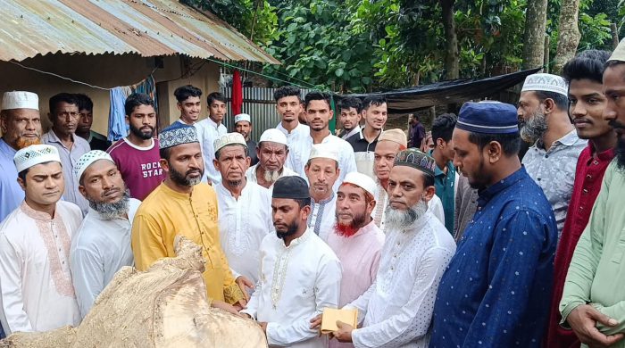 রাঙ্গুনিয়ায় পাহাড়ধসে নিহত ও ক্ষতিগ্রস্ত পরিবারের পাশে ইসলামী ফ্রন্ট, নগদ সহায়তা বিতরণ