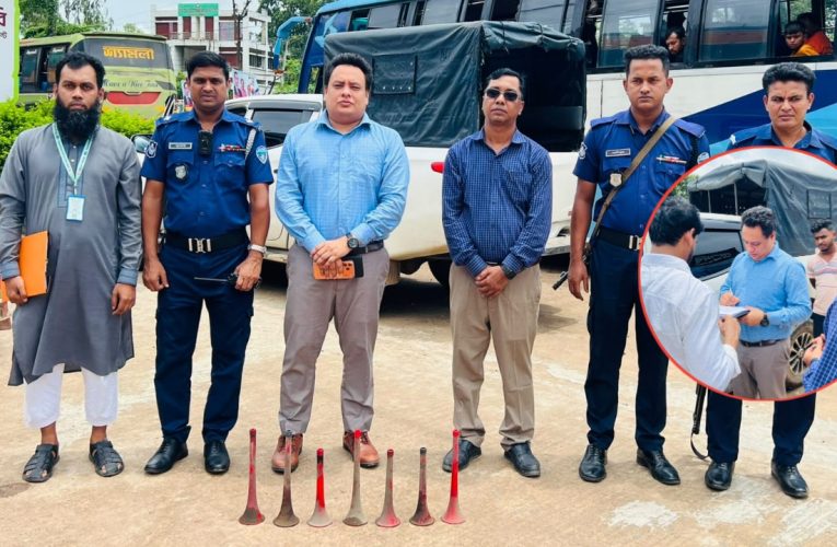 লোহাগাড়ায় শব্দদূষণবিরোধী অভিযান, চার বাসকে জরিমানা