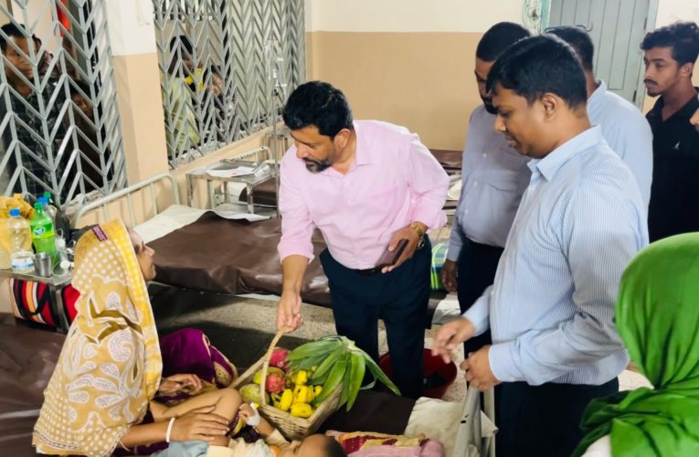 লোহাগাড়া স্বাস্থ্য কমপ্লেক্সে নাজমুল মোস্তফা আমিন, রোগীদের হাতে দিলেন মৌসুমী ফল