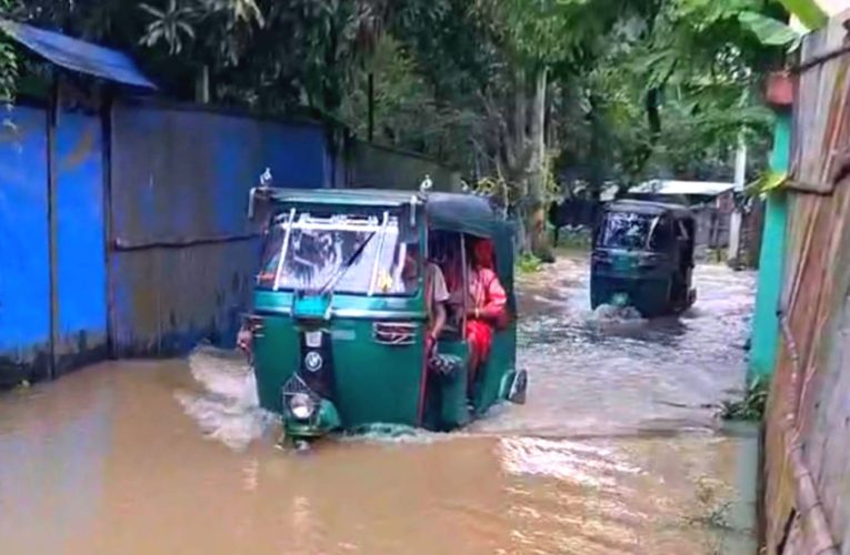 হালদার জোয়ারের পানিতে ডুবছে সড়ক-লোকালয়, দ্রুত স্লুইসগেট নির্মাণের দাবি