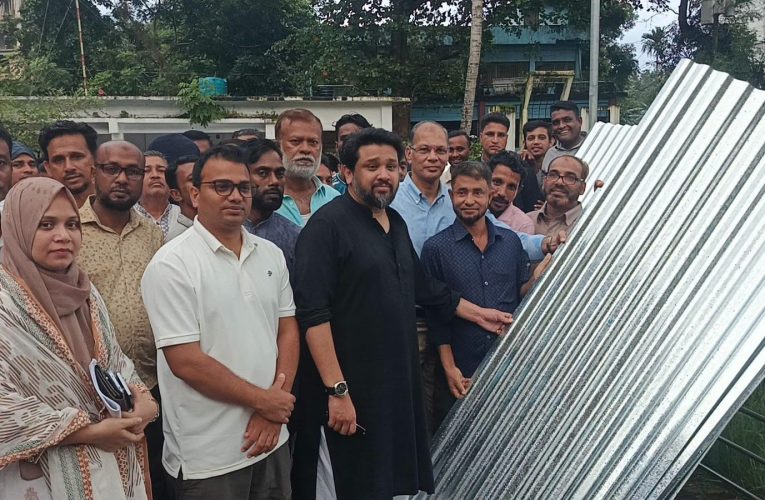 পাহাড়ধস ও অতিবৃষ্টিতে ক্ষতিগ্রস্ত রাঙ্গুনিয়ার ৮০ পরিবার পেল ঢেউটিন