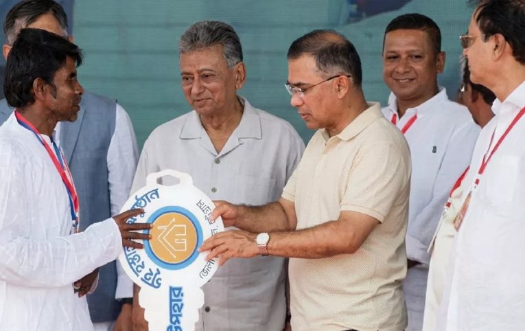 বাঁশখালীতে বন্যাকবলিতদের পুনর্বাসন শুরু করলেন প্রধানমন্ত্রী