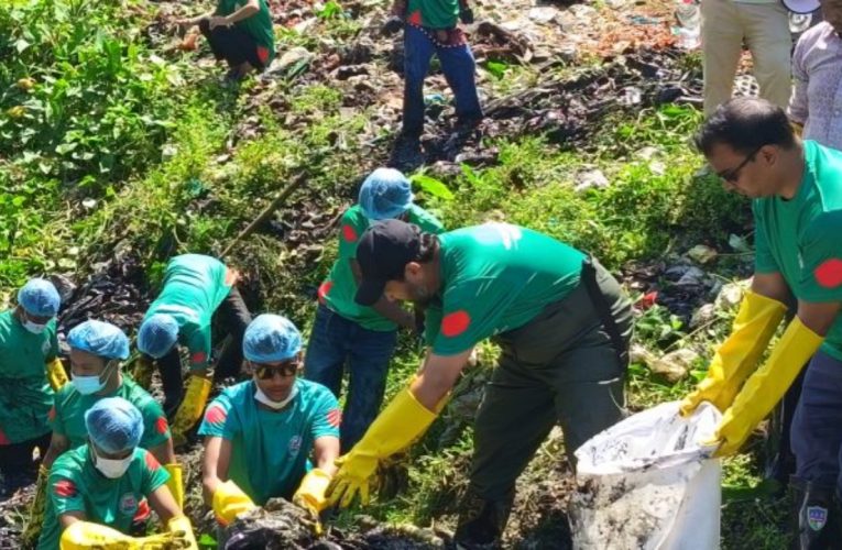 ‘নোংরা খাল রেখে পর্যটক আনা সম্ভব নয়’—কোদাল হাতে হুমাম কাদের