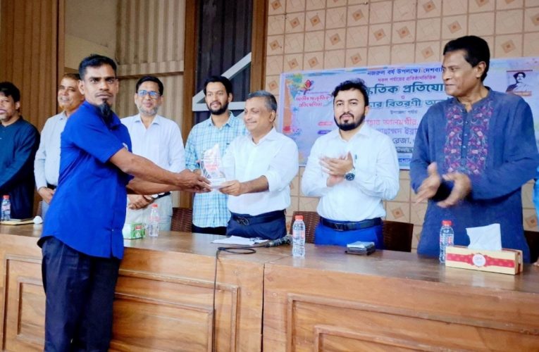 ‎২০ লাখ টাকা কুড়িয়ে পেয়েও আত্মসাৎ করেননি নৈশপ্রহরী, সততার পুরস্কার দিল উপজেলা প্রশাসন
