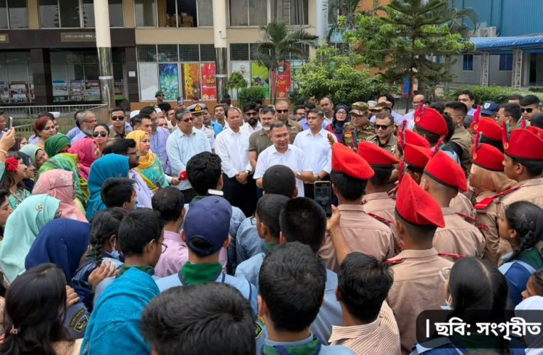 সাড়ে চার ঘণ্টায় রাজধানীর ১৩ স্থানে প্রধানমন্ত্রীর আকস্মিক পরিদর্শন, পরিচ্ছন্নতায় সময় বেঁধে দিলেন