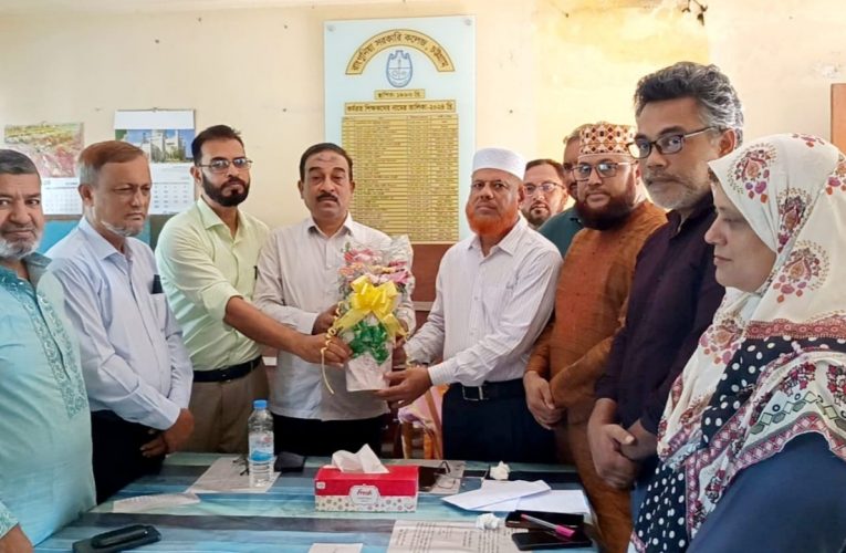 রাঙ্গুনিয়া সরকারি কলেজে তিন দশকের পথচলার ইতি, শেষ কর্মদিবসে সহকর্মীদের ভালোবাসায় সিক্ত অধ্যাপক মহসিন